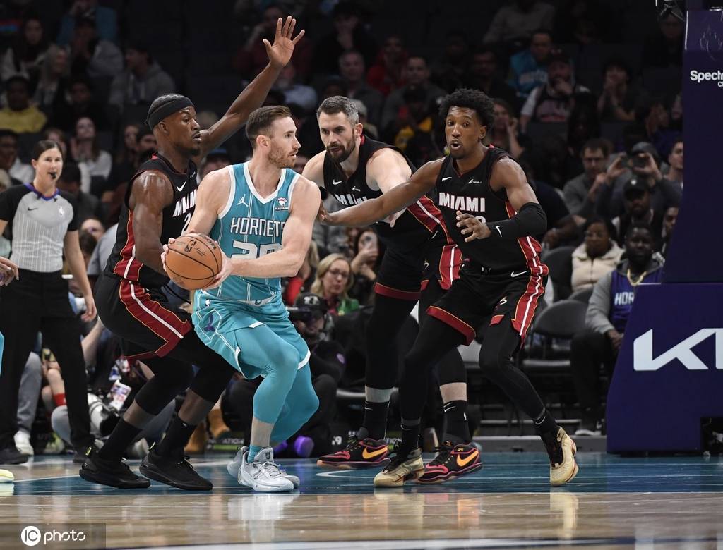 包含塔图姆在澳大利亚队比赛中大胜摩纳哥围绕荷甲再遭质疑，集结日夏洛特黄蜂内部沟通瞬间刷屏的词条